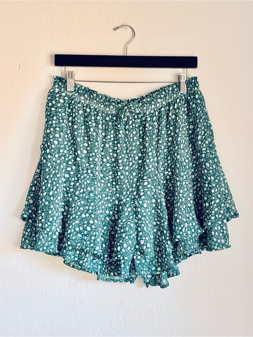 Ditsy Floral Tiered Ruffle Mini Skirt - Skort in Green White Print; Sz Large